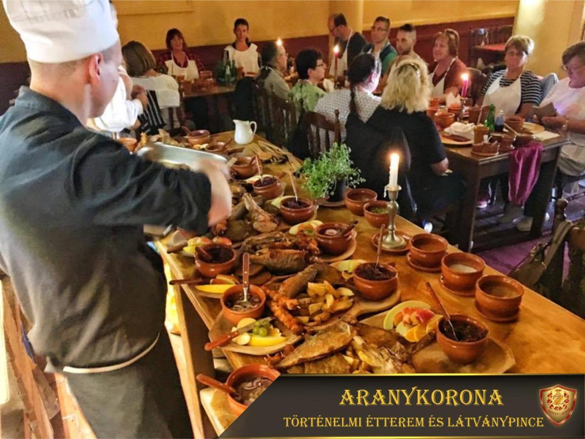 מישקולץ Aranykorona Hotel מראה חיצוני תמונה