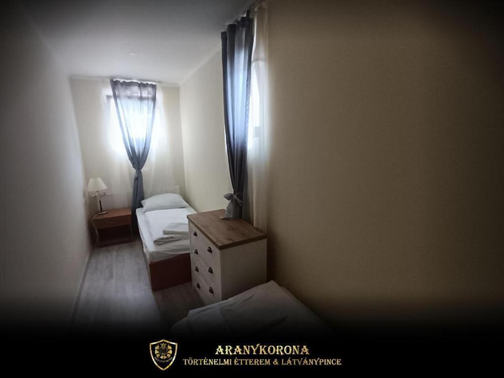 מישקולץ Aranykorona Hotel מראה חיצוני תמונה