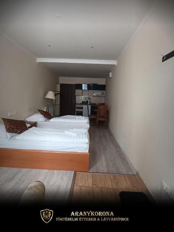 מישקולץ Aranykorona Hotel מראה חיצוני תמונה
