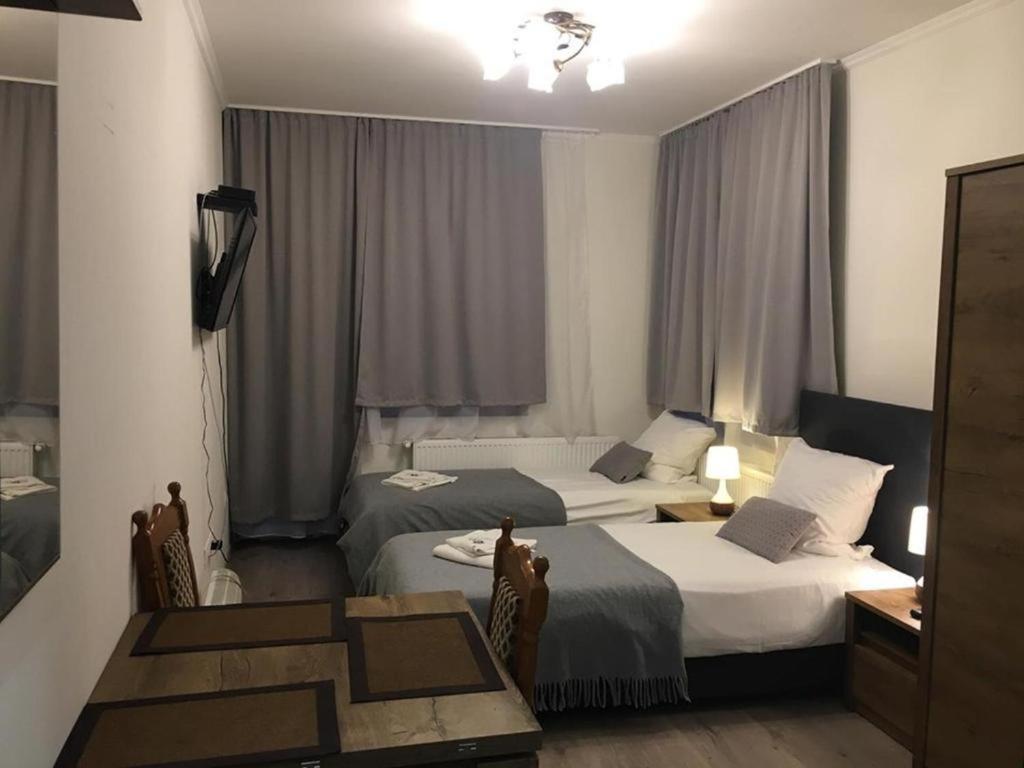 מישקולץ Aranykorona Hotel מראה חיצוני תמונה